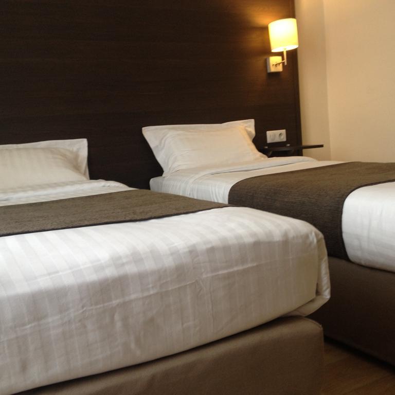Hotel Univers Carpentras Oda fotoğraf
